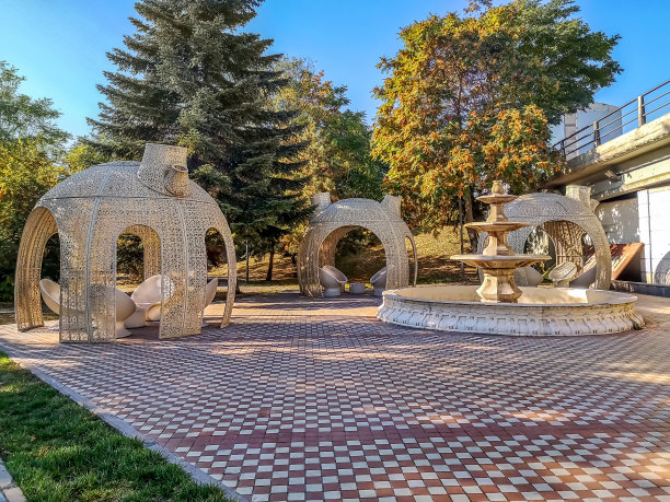 土耳其安卡拉的广场上有一个装饰用柳条制成的凉亭和一个干涸的喷泉图片下载