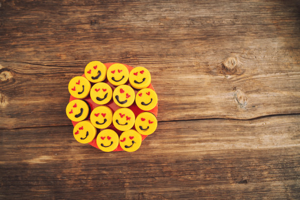 许多美味的纸杯蛋糕在一个木制背景与aline图片下载