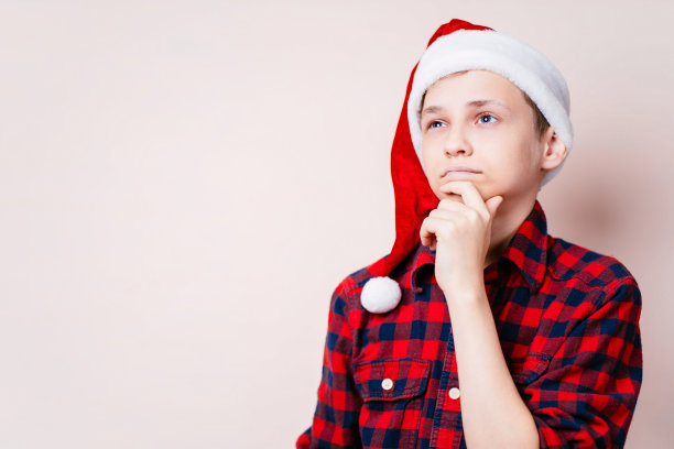 戴着圣诞帽沉思的男孩在想着什么图片下载