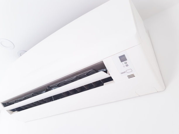 客厅内白色墙壁上的现代空调。图片下载