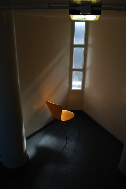 有小窗户的角落里的椅子图片下载