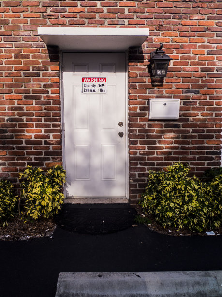 红色的砖墙和白色的门图片下载