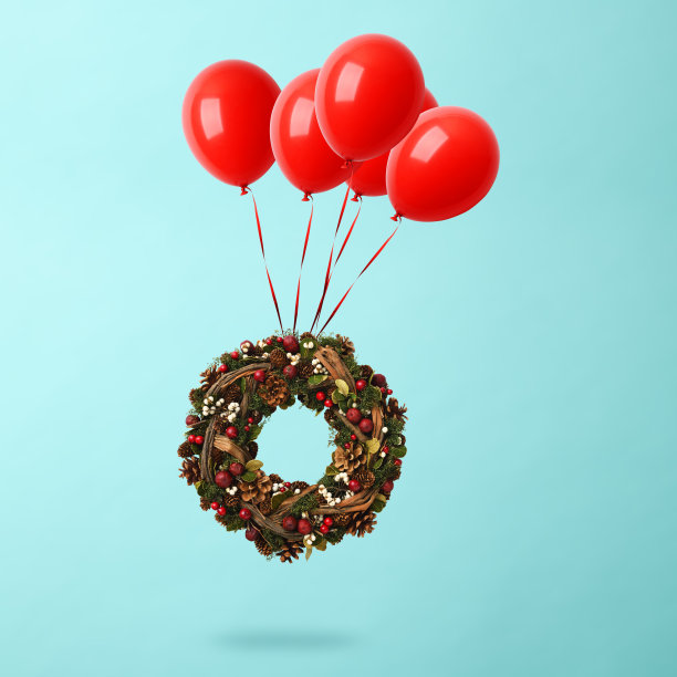 气球与圣诞花环在半空中在浅蓝色的背景图片下载