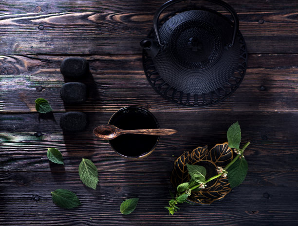 薄荷茶，铸铁茶具，禅石。草药茶的背景图片下载