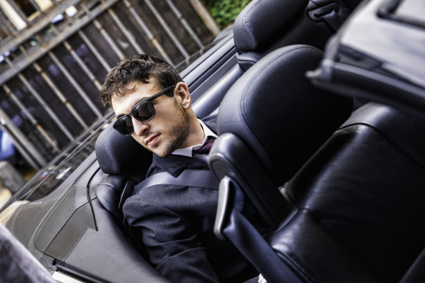 在汽车后面的休闲商人图片下载