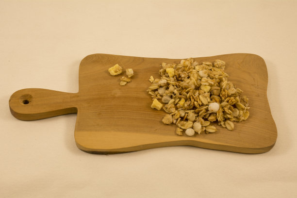 木板上放着苹果片的什锦麦片图片下载