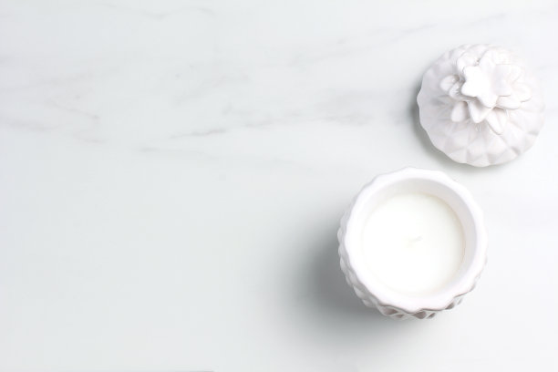 蜡烛在陶瓷支架上，以菠萝的形式。大理石的背景。平躺，留出文字空间图片下载