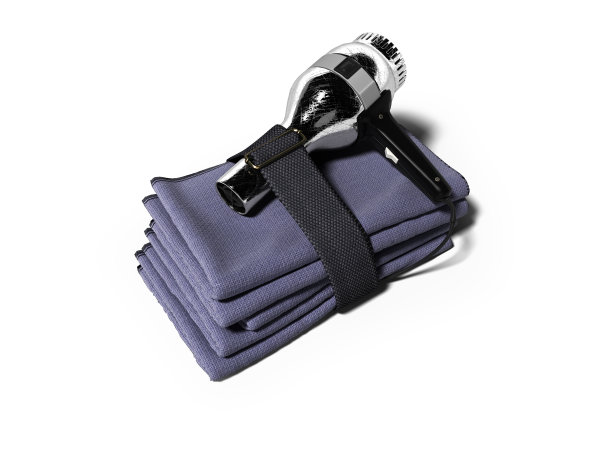 酒店毛巾设置与电吹风隔离3d渲染在白色背景与阴影图片下载