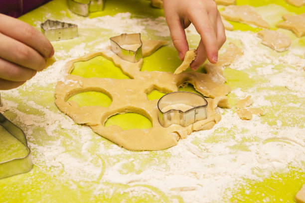 女孩们用手把面团切成饼干图片下载
