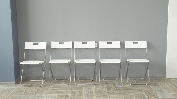 年轻人希望面试是坐在办公大楼的椅子上。工作的面试。新兵很无聊，喜欢这些小玩意儿图片下载