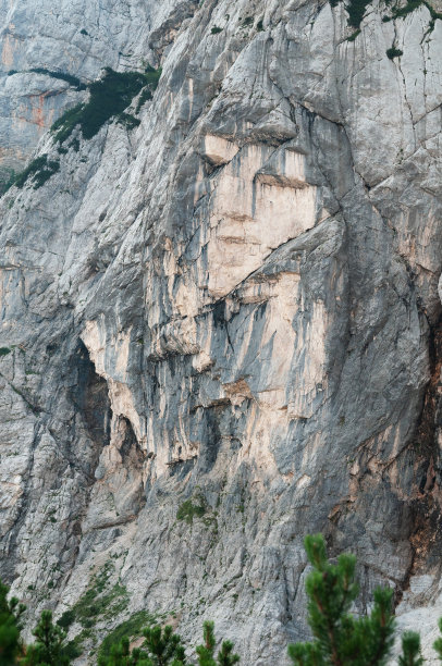 异教徒女孩，朱利安阿尔卑斯山普里沙克北部的一个少女的石头脸图片下载