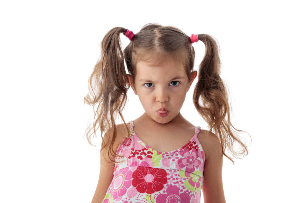 漂亮的小女孩肖像。生气,淘气的女人图片下载