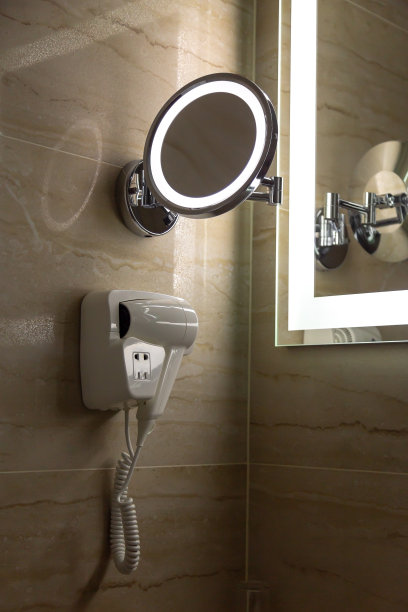 浴室里的豪华石墙上挂着镜子和烘干机。图片下载