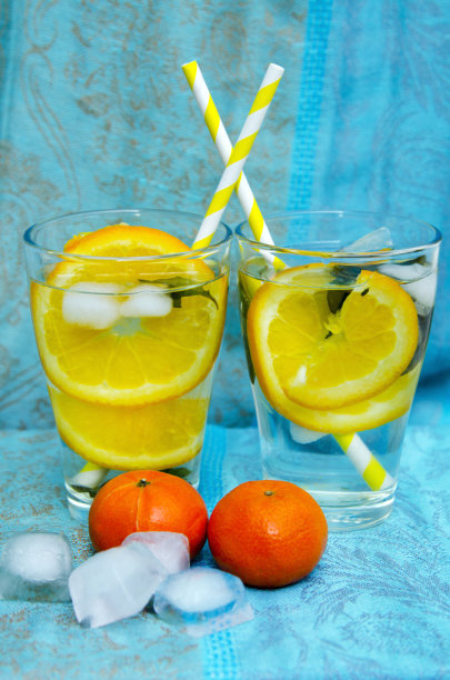 两杯冷柠檬水，配饮用吸管和薄荷叶冰块图片下载