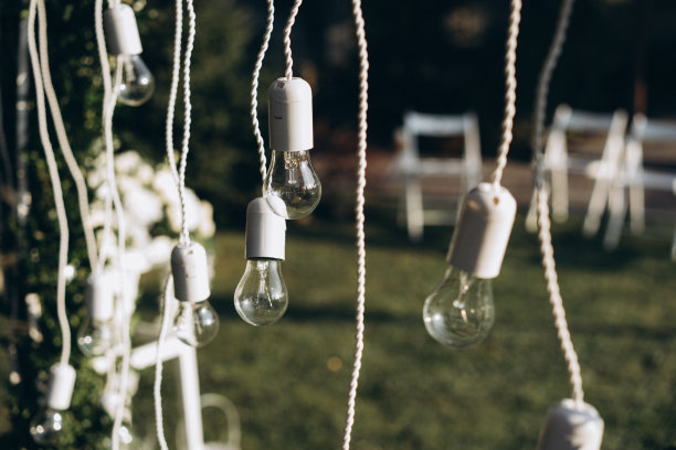 婚礼装饰，用灯泡装饰退出仪式的拱门。选择性对焦，胶片和颗粒照片图片下载