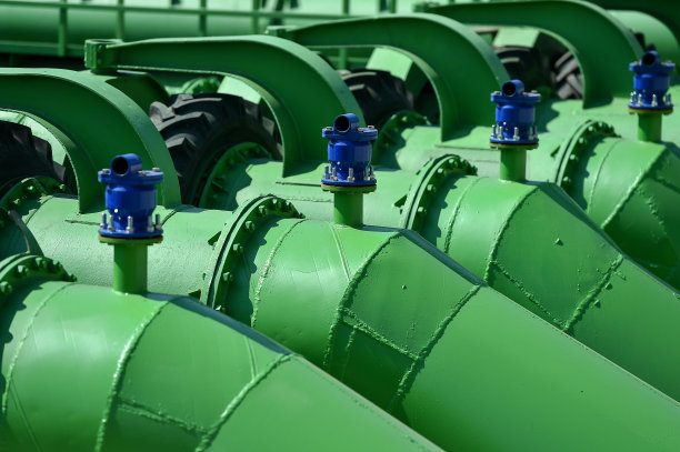 用于从河里抽水来灌溉干旱地区的工业管道图片下载