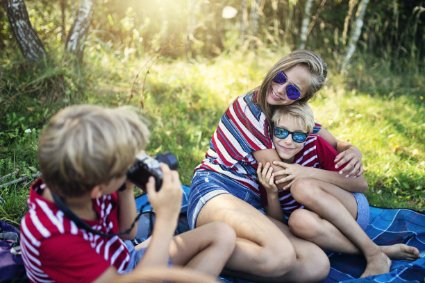 孩子们在森林野餐时拍照图片下载