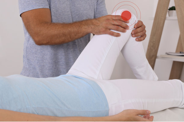 整骨疗法治疗。女运动员膝关节损伤的临床治疗。运动物理治疗概念图片下载