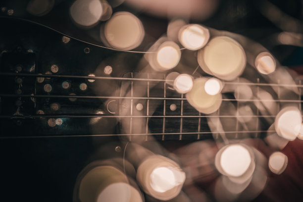 电子贝斯吉他模糊的背景与美丽的散音。图片下载