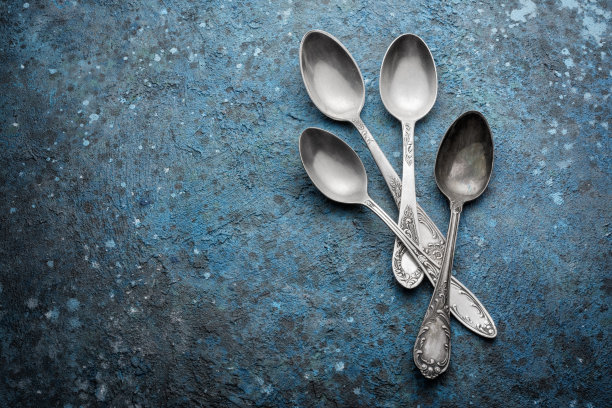 俯视图的复古银餐具或银器上的蓝色混凝土图片下载