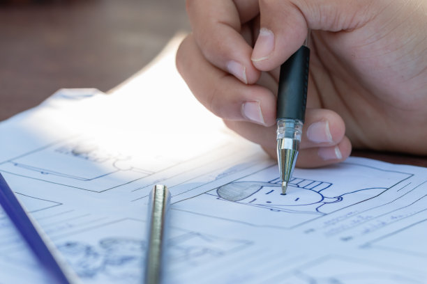 电影故事概念前期制作:手绘故事板动画，在工作室设计创意场景布局。制作电影或视频前的幕后工作图片下载