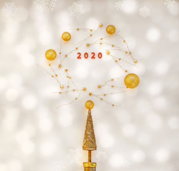 圣诞和新年快乐的概念。金色的树和装饰在白雪的背景上。平躺，俯视图。图片下载