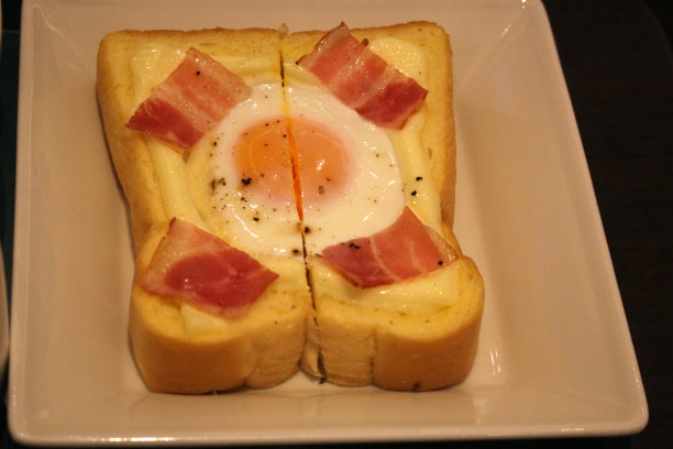 近距离观察一片美味的培根和鸡蛋吐司，鹿儿岛，日本，亚洲图片下载