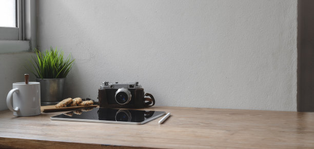 特写的最小工作空间与平板电脑和相机与复制空间图片下载