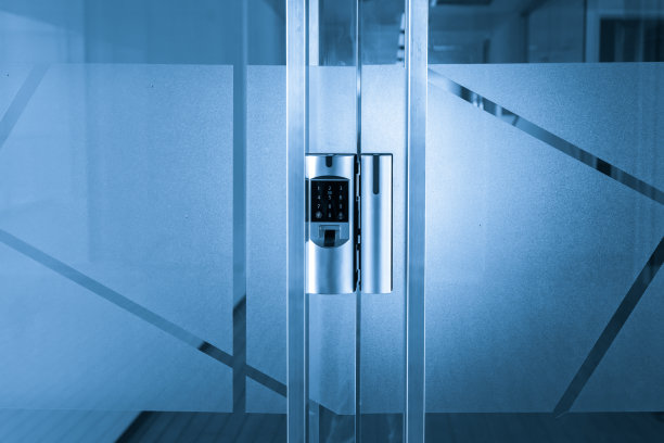 指纹密码锁在玻璃门上图片下载