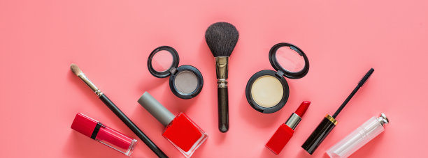 在粉红色的背景上添加项目。水平网络横幅。一套豪华装饰化妆品平铺，俯视图，模型，模板。最小的风格。美博主的概念图片下载