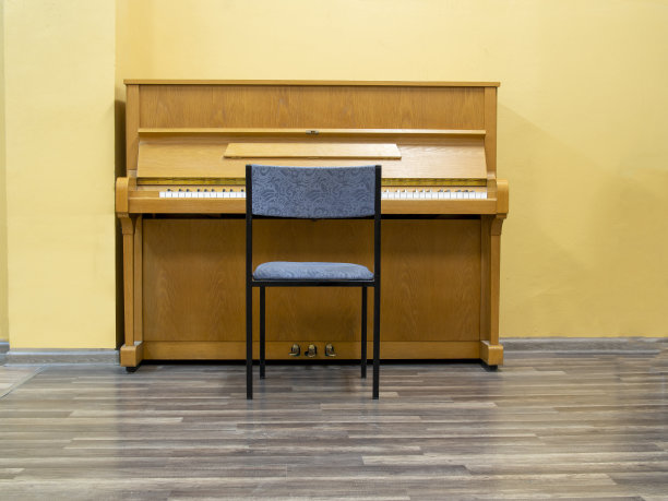 木质钢琴准备演奏图片下载