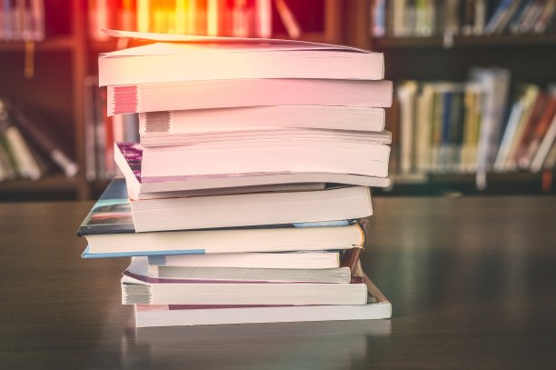 桌子上的书图片下载