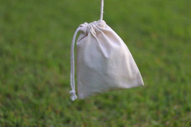 以自然为背景的环保白色布袋图片下载