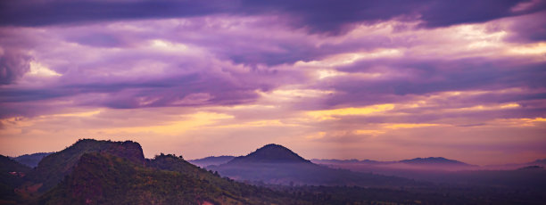 来自Phu Lamduan的全景报道。从山顶看到的景色。广角点观看山脉和戏剧性的天空。复制空间的设计元素的背景图片下载