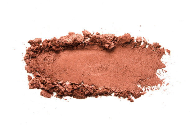 眼影样本孤立在白色背景上。破碎的棕色金属眼影。时尚与美容行业的概念。——图片图片下载