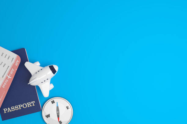 旅行概念-白色飞机，护照，指南针在蓝色背景与copyspace的地方文本图片下载