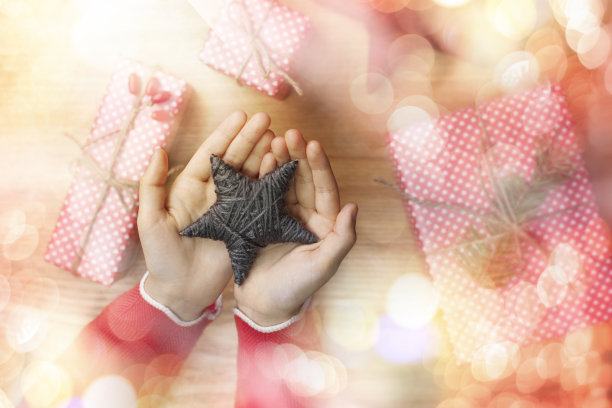 手里拿着一颗圣诞星的女孩图片下载