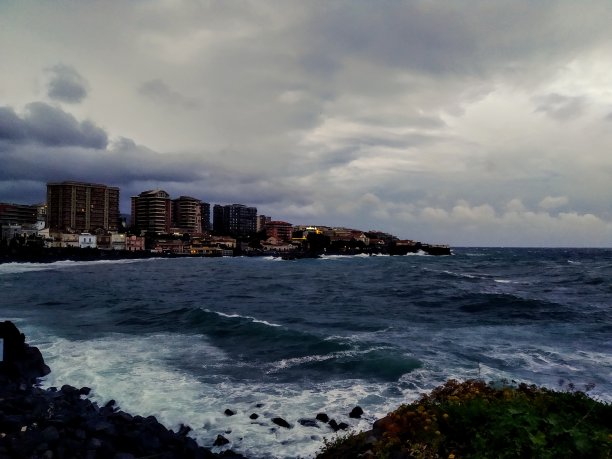 等待风暴图片下载