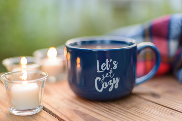 舒适的热饮料——杯子里的热可可，上面写着“让我们变得舒适”图片下载