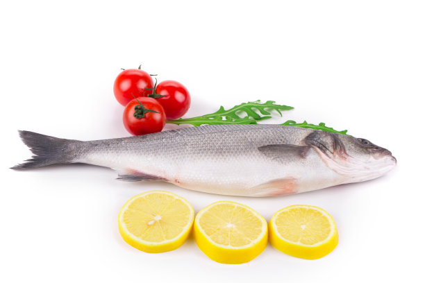 有新鲜的鲈鱼和蔬菜的静物。图片下载