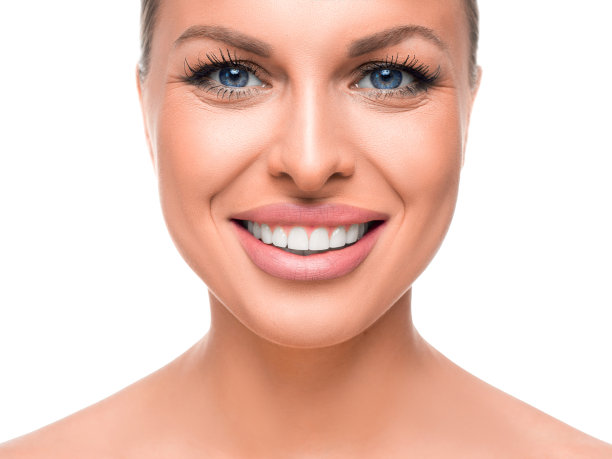 微笑的女人孤立在白色。牙齿美白。图片下载