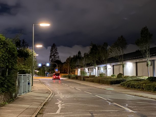 路灯照亮了夜晚的街道图片下载