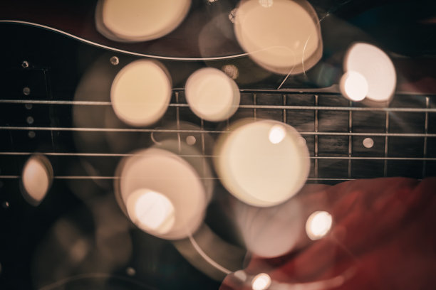 电子贝斯吉他模糊的背景与美丽的散音。图片下载