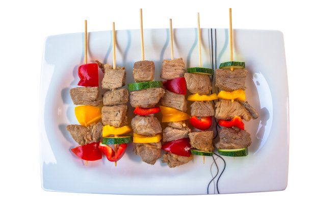 把烤肉串放在白色盘子上。图片下载
