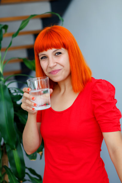 快乐的女人喝了一杯水图片下载