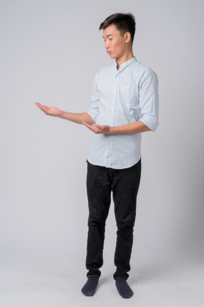 展示某物的年轻英俊亚洲商人全身照图片下载