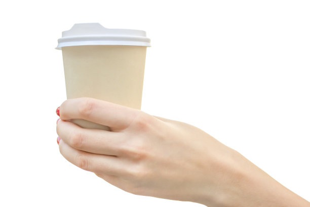 手里拿着一杯咖啡。手里拿着茶的杯子。孤立在白色背景上。广告空白图片下载