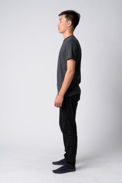 年轻英俊的亚洲男子全身侧面照图片下载