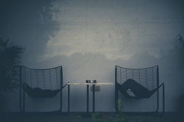 花园中设计舒适的桌椅;自然的感觉图片下载