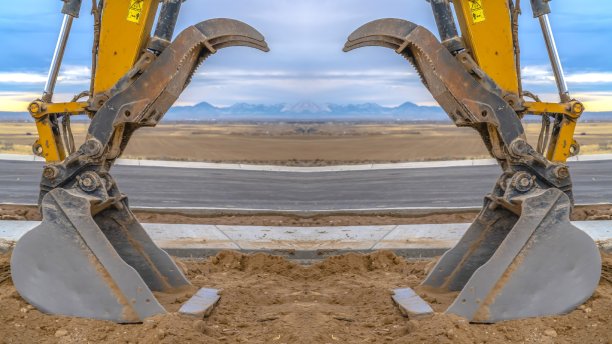 拖拉机与挖掘机上的开式铲斗对称图片下载